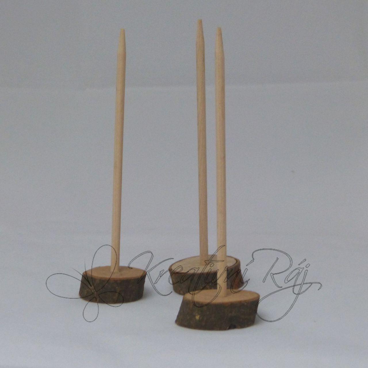 Dřevěný podstavec na háčkované dekorace