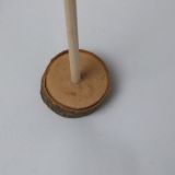 Dřevěný podstavec na háčkované dekorace